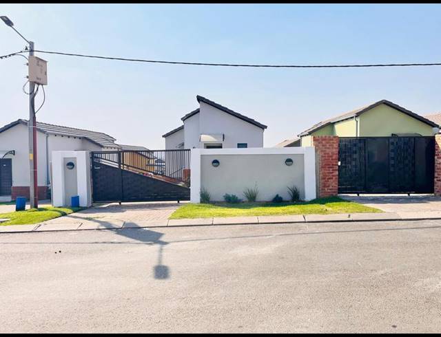 2 BEDROOM HOUSE FOR SALE IN SOUTH HILLS